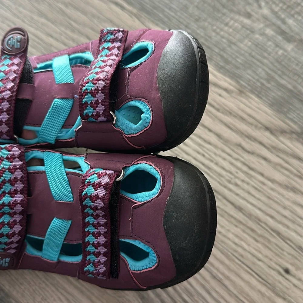 Kamik coral reef‎ Burgundy and Aqua Outdoor Sandals kids size 4